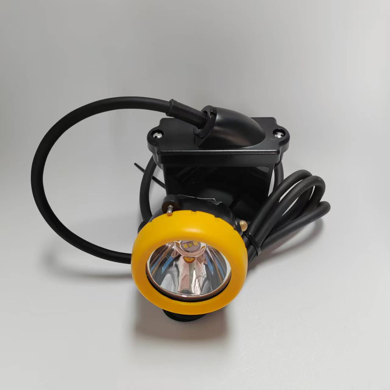 Advantages of Explosion Proof, 10000LUX Brightness, 7.8Ah Battery Capacity, and IP68 Waterproof for a miner helmet lamp
